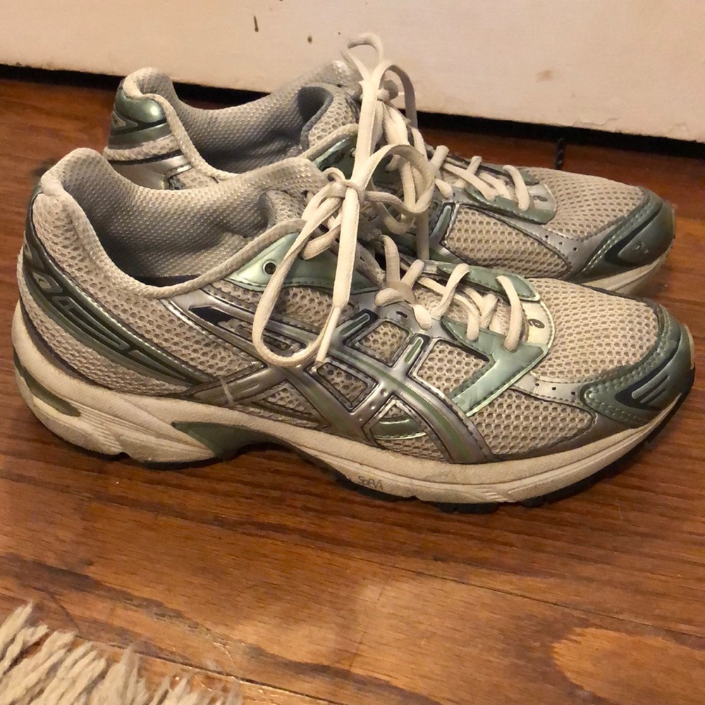 ASICS Gel-1330 tennis shoe